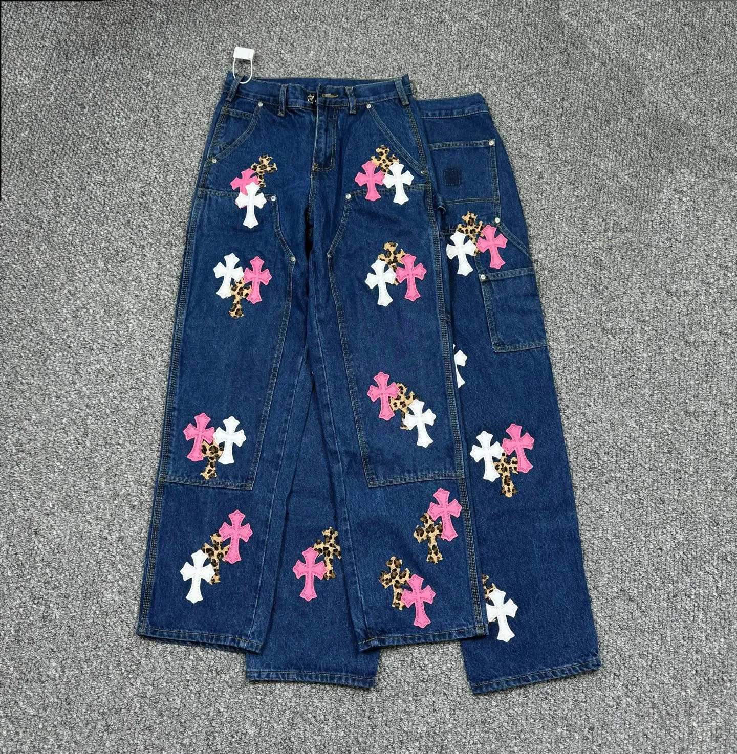 P280 Style number: H891 Croxin & 𝐂𝐡𝐫𝐨𝐦𝐞 𝐇𝐞𝐚𝐫𝐭 ss25 limited edition white pink leopard print and leather imitation wood trousers jeans. Styles with different washed textures are very friendly to people with thin legs. The slightly flared version perfectly modifies the leg shape. The timeless and moderate length makes it easy to match and match. It is the basis for various styles and is a must-have in your wardrobe! The fabric is stiff but also makes the upper body soft without losing texture. The washing process is even more perfect. It is a must-have item for everyone! ! ! Washed wheat, hang tag, pants label, three labels complete Color: blue Size: 28-30-32-34-36